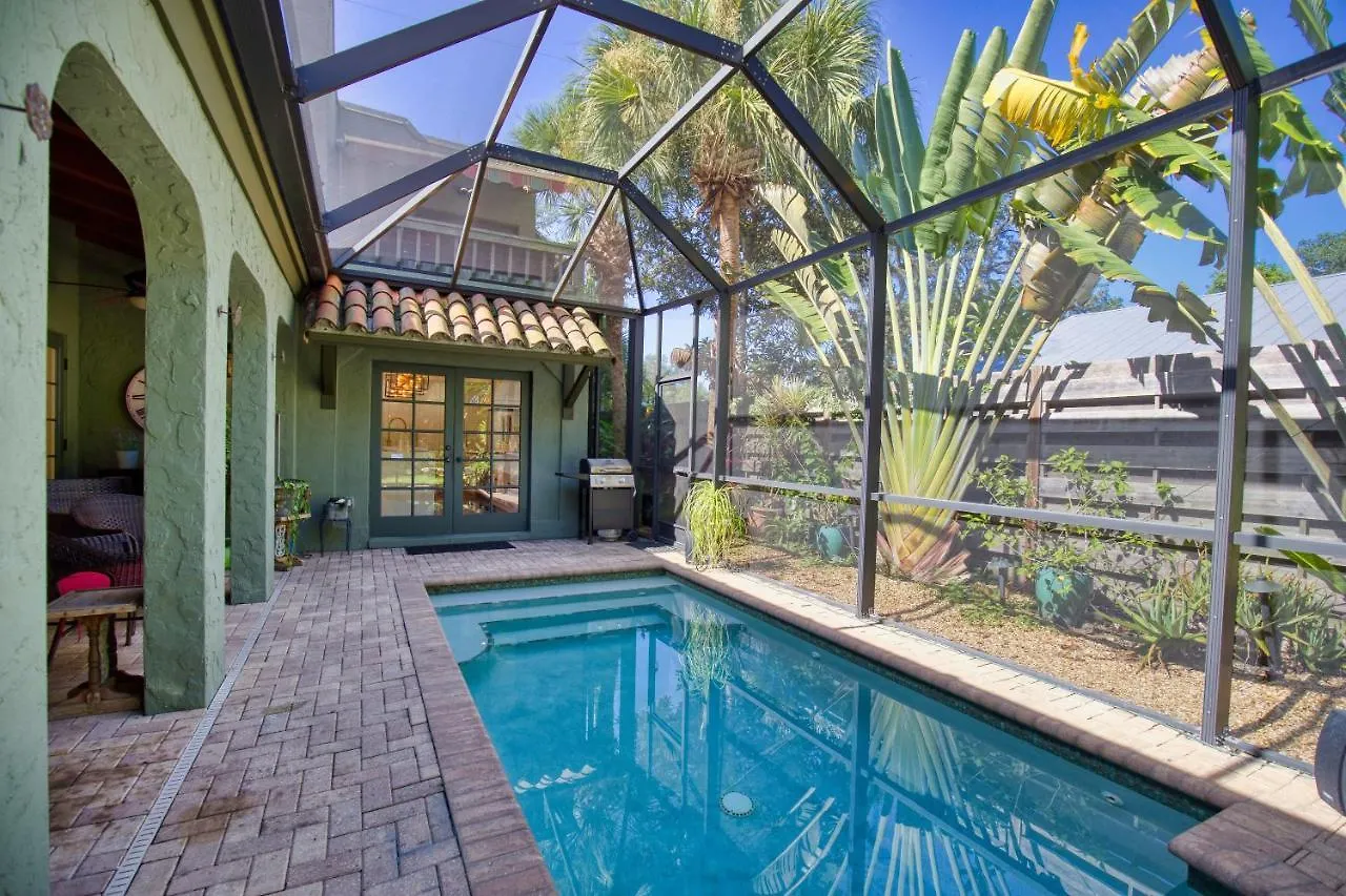 Holiday home Heated Saltwater Pool, Breathtaking Outdoor Terraces, Beautiful Landscaping- Serene Escape Sarasota