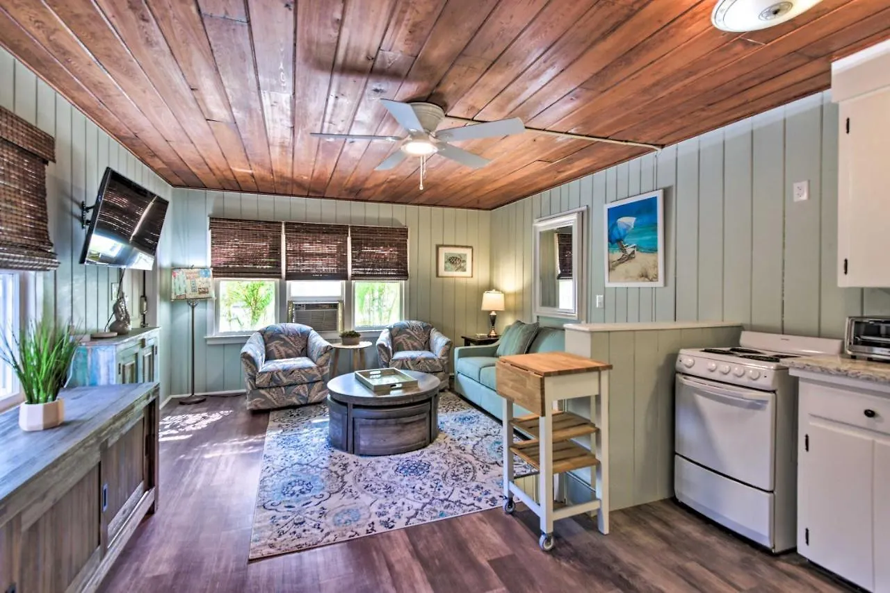 Siesta Key Couples Escape - Walk To Beaches! Holiday home Sarasota