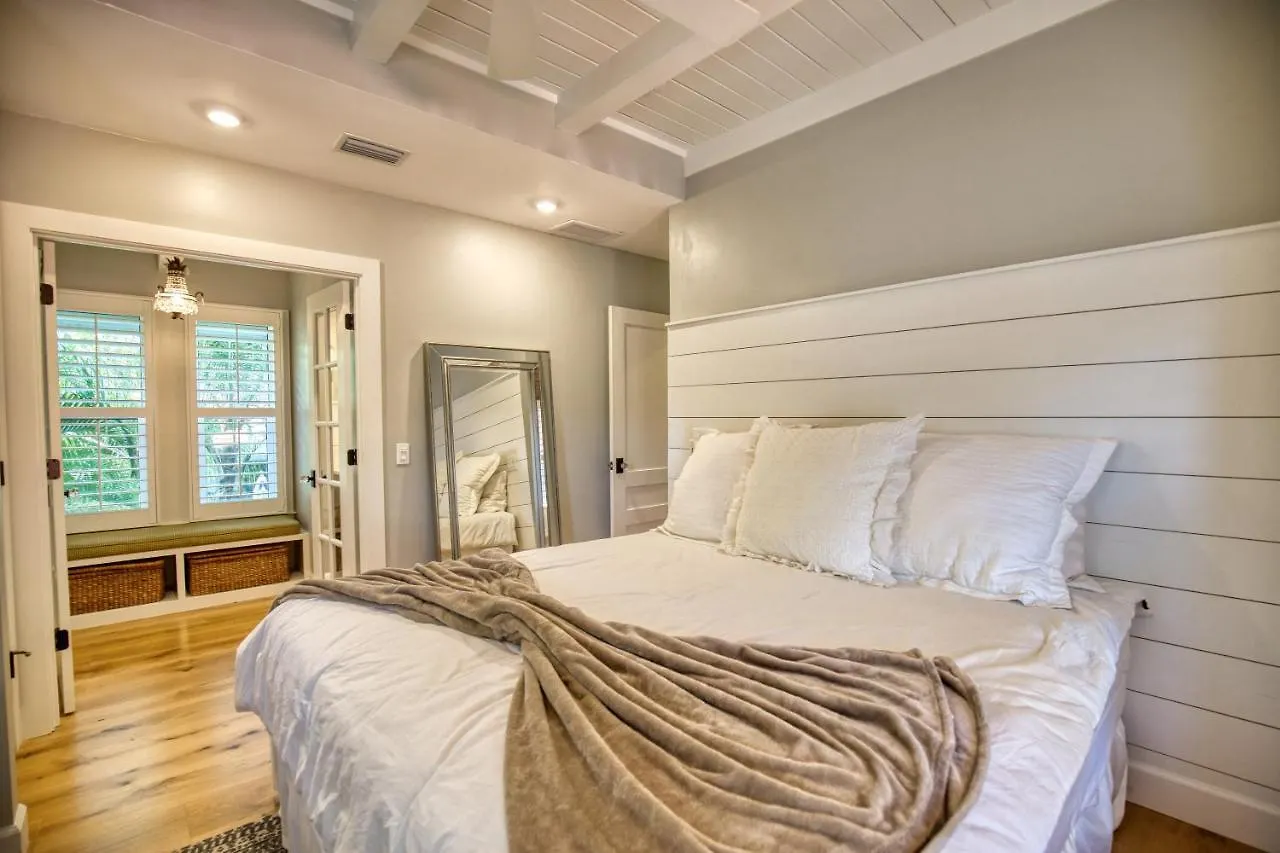 Holiday home Heated Saltwater Pool, Breathtaking Outdoor Terraces, Beautiful Landscaping- Serene Escape