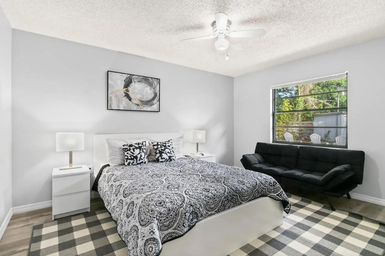 Spacious Modern House. Private Heated Pool And *
