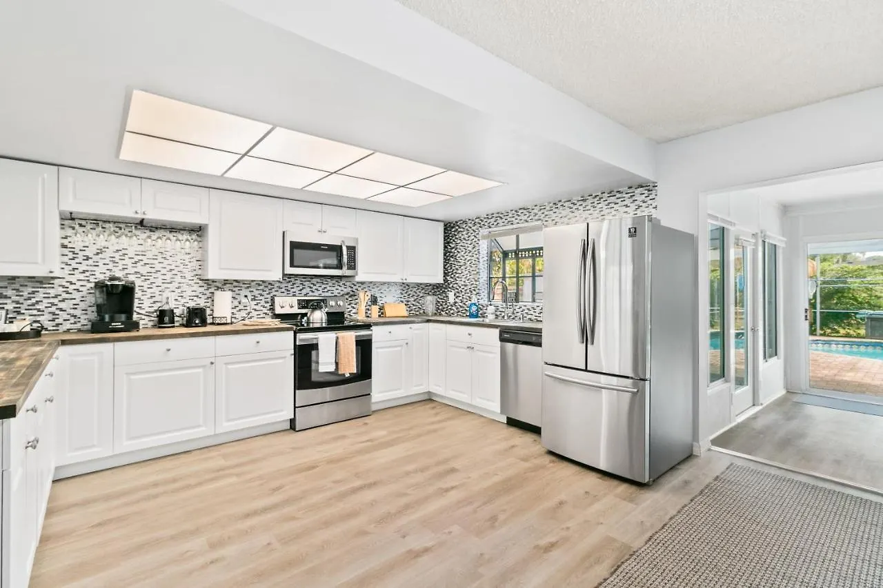 Spacious Modern House. Private Heated Pool And Sarasota