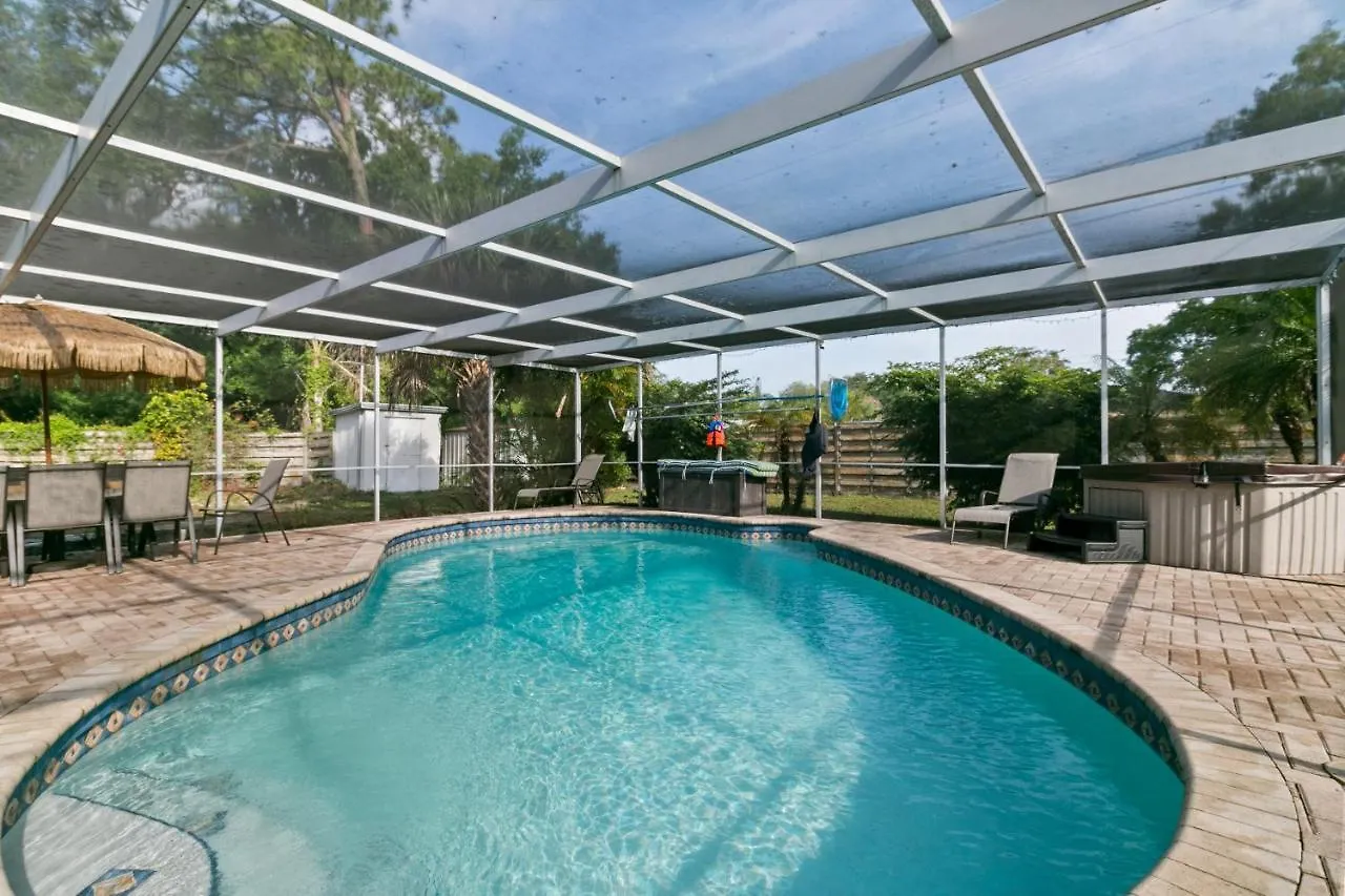 Spacious Modern House. Private Heated Pool And *