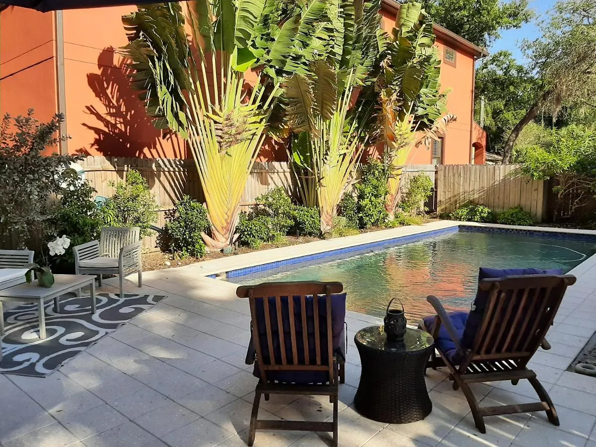 Private Poolside Pet-friendly Paradise Near Downtown *