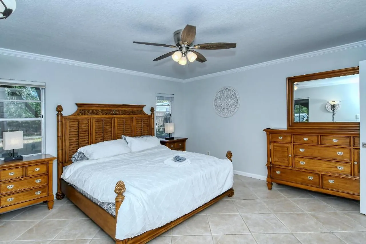 Walk To Beach, Restaurants, Shopping/hot Tub! Holiday home Sarasota