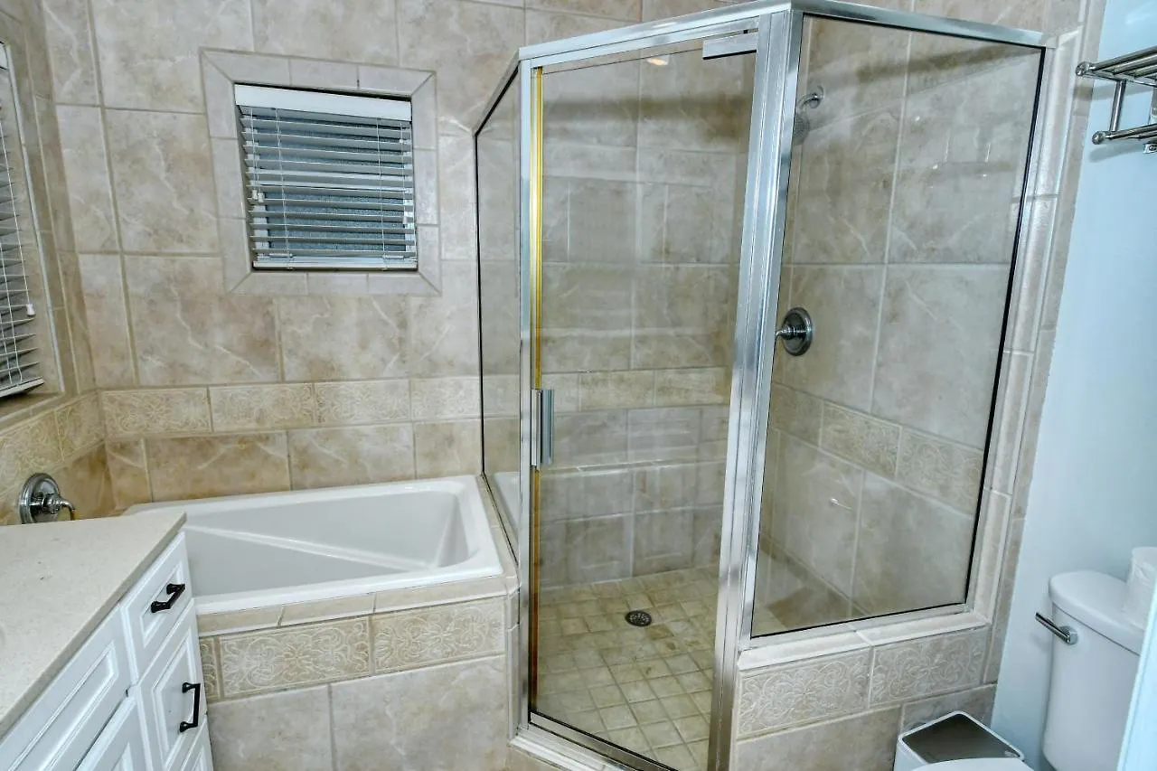 Walk To Beach, Restaurants, Shopping/hot Tub! Holiday home Sarasota