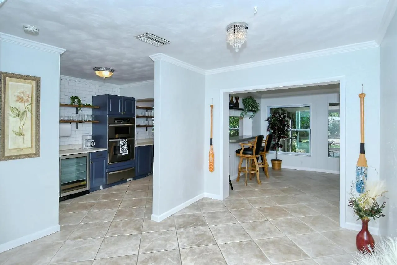 Walk To Beach, Restaurants, Shopping/hot Tub!