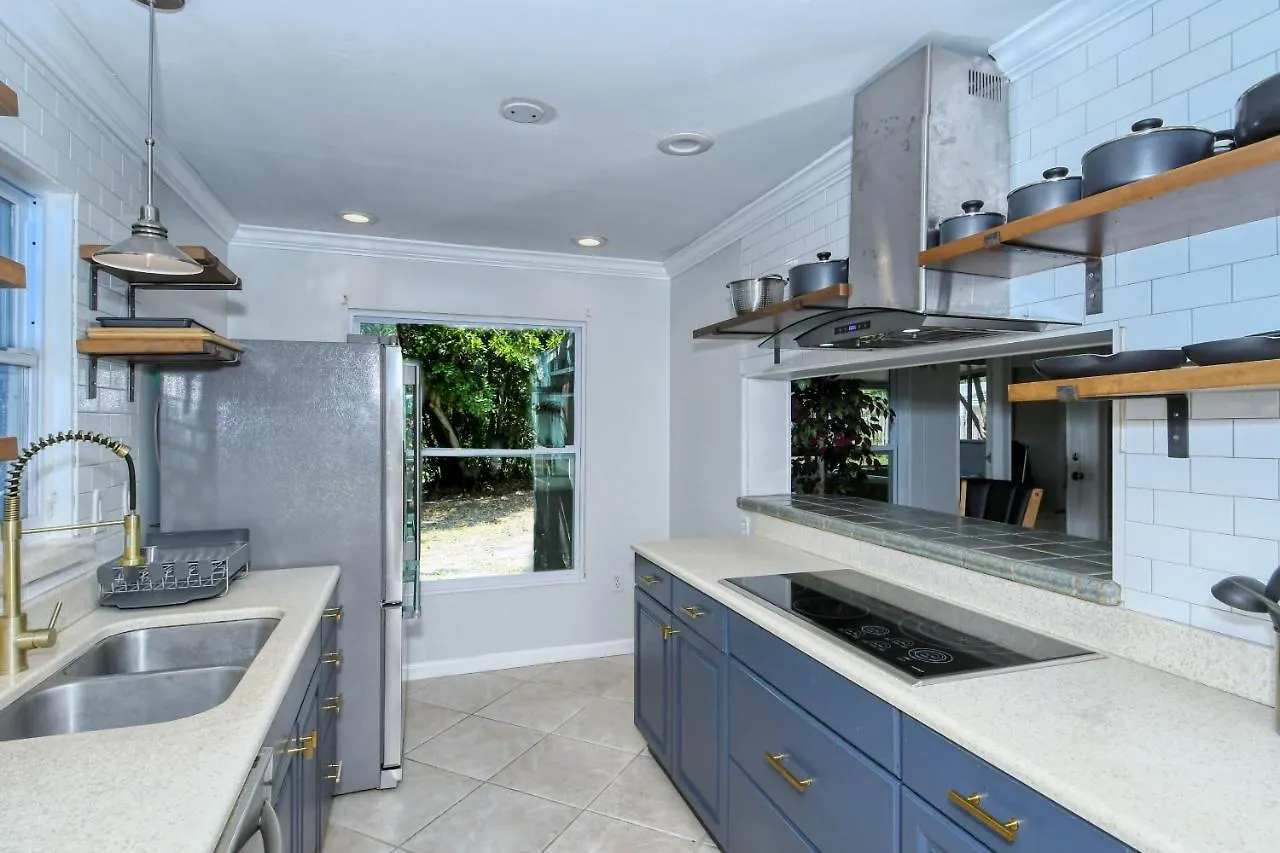 Walk To Beach, Restaurants, Shopping/hot Tub! Holiday home Sarasota