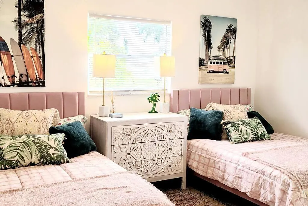 Holiday home The Pink Flamingo Mid Century Heated Pool Paradise