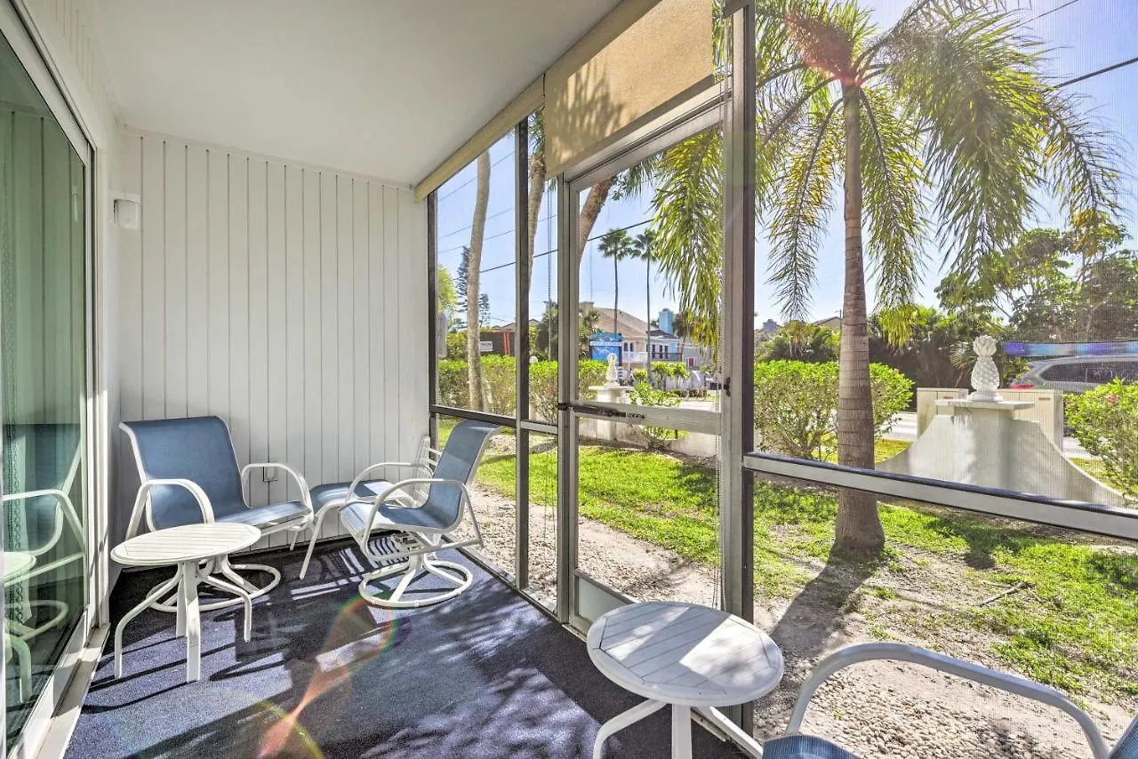Walk To With Pool And Patio In Sarasota! Apartment