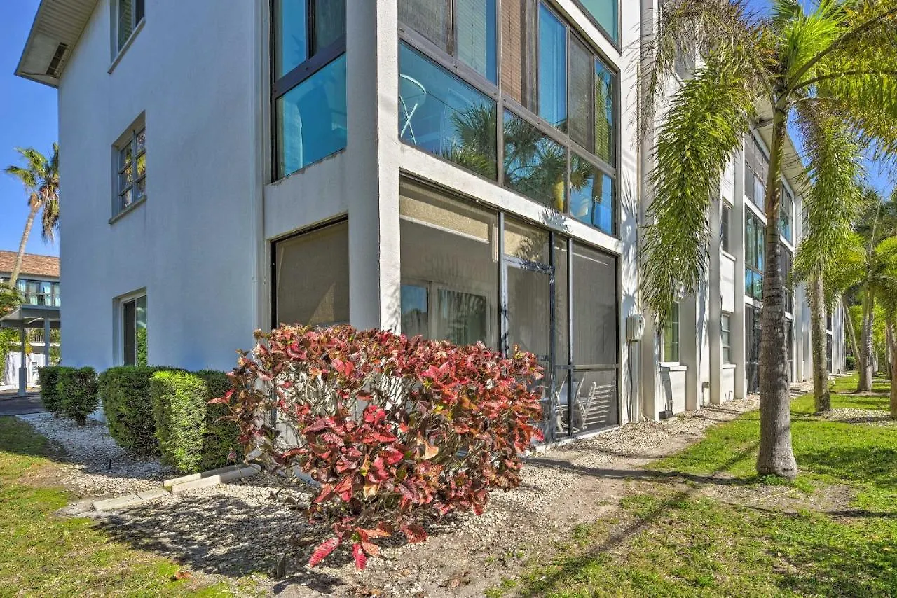 Walk To With Pool And Patio In Sarasota! Apartment *