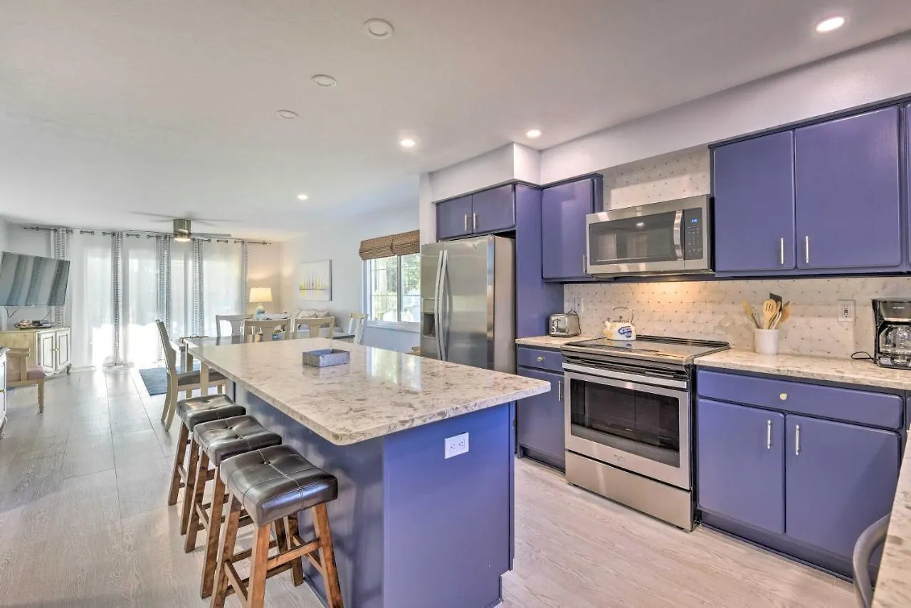 Apartment Walk To With Pool And Patio In Sarasota! Sarasota