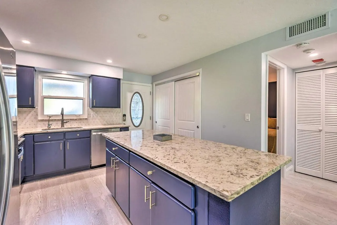 Walk To With Pool And Patio In Sarasota! *