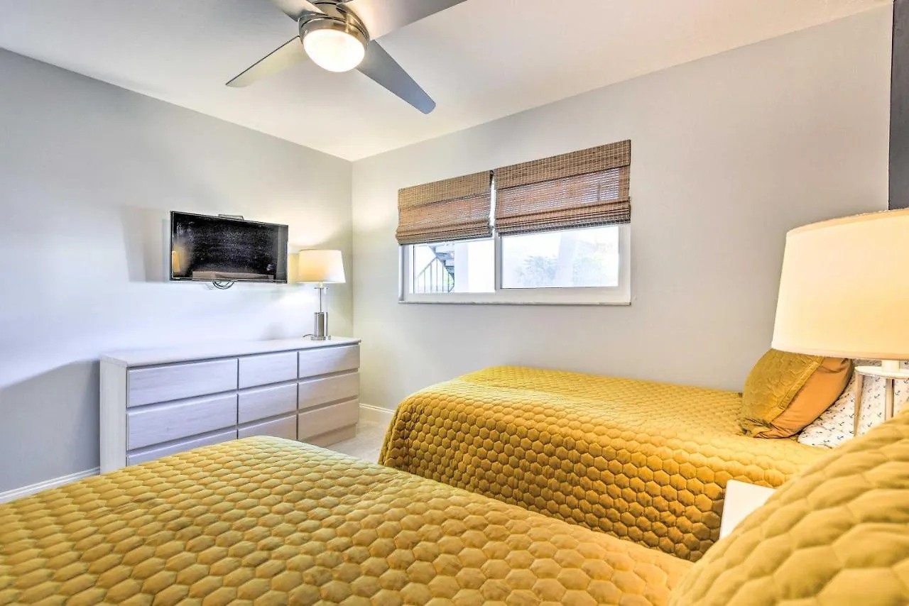 Apartment Walk To With Pool And Patio In Sarasota!