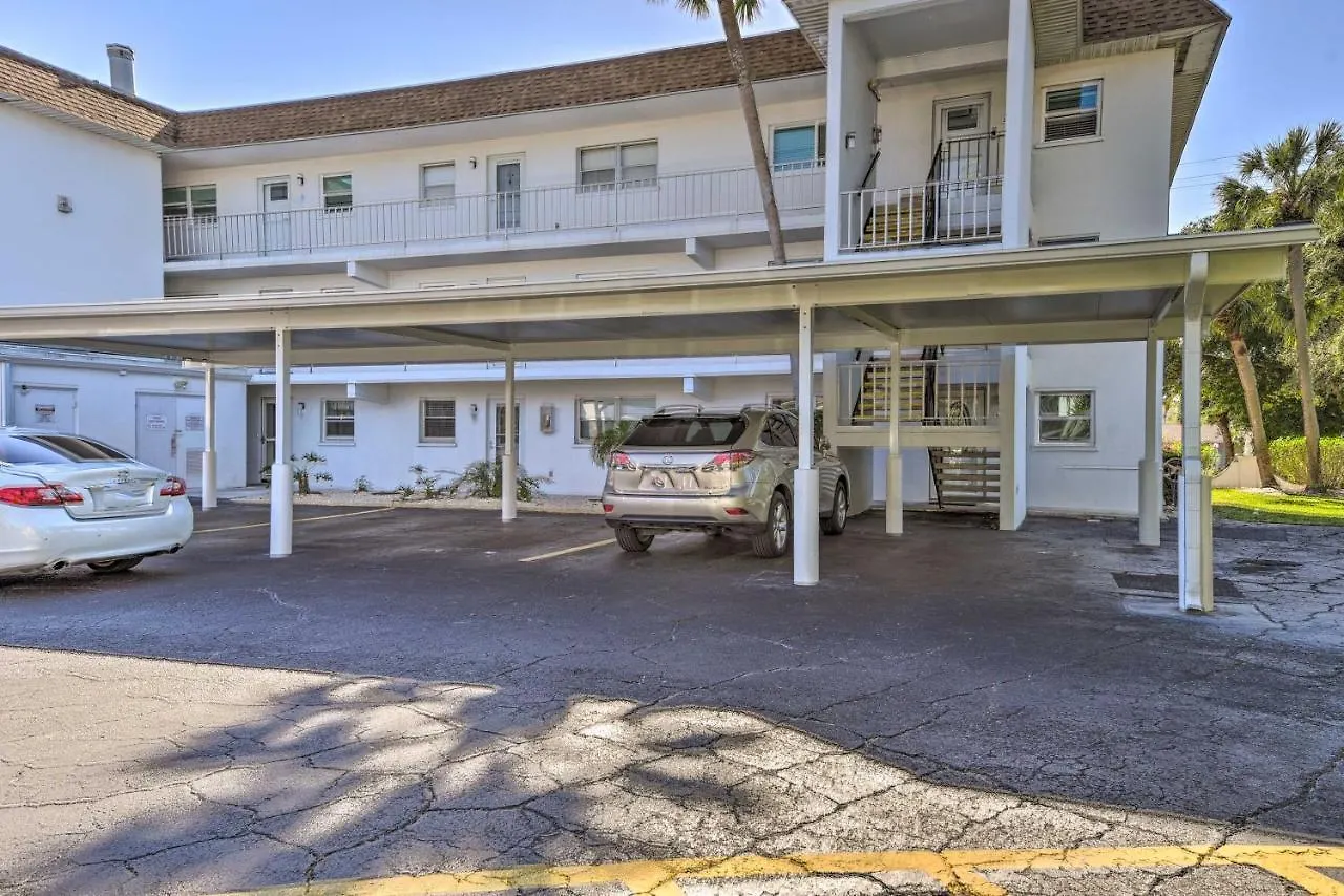 Apartment Walk To With Pool And Patio In Sarasota!