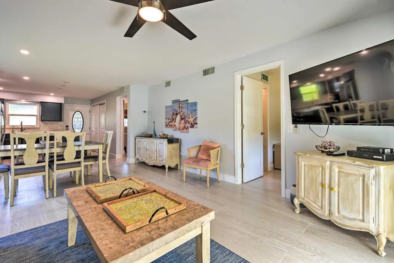 Walk To With Pool And Patio In Sarasota! Apartment *