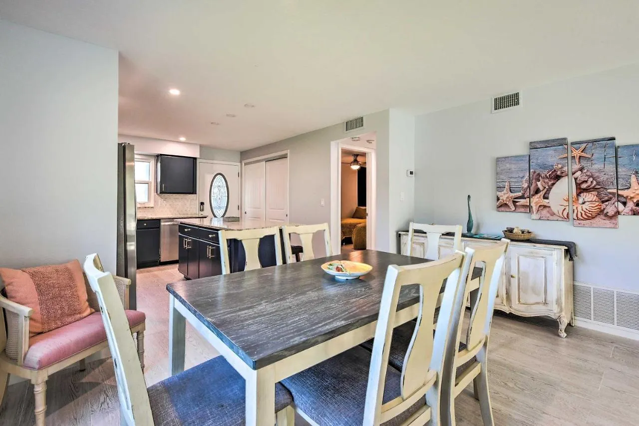 Apartment Walk To With Pool And Patio In Sarasota! *
