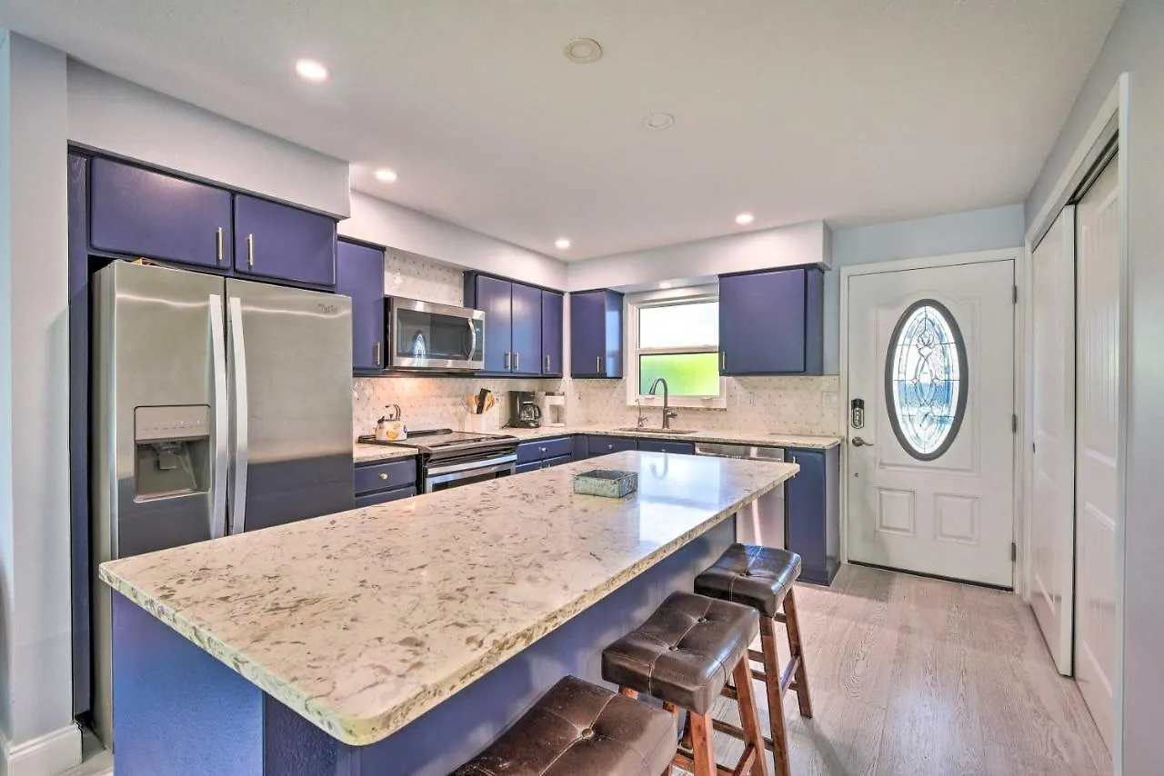 Apartment Walk To With Pool And Patio In Sarasota!