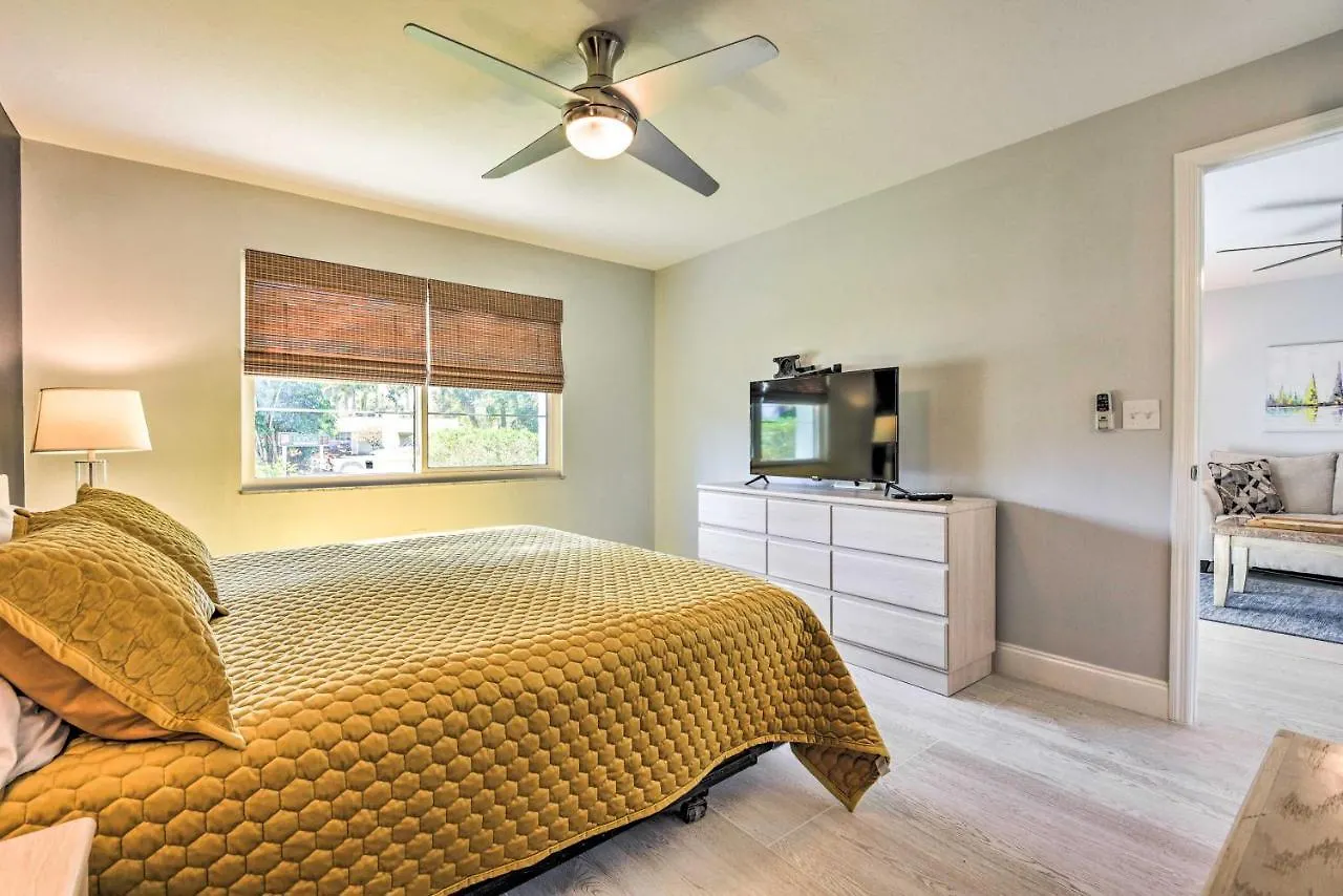 Apartment Walk To With Pool And Patio In Sarasota! Sarasota