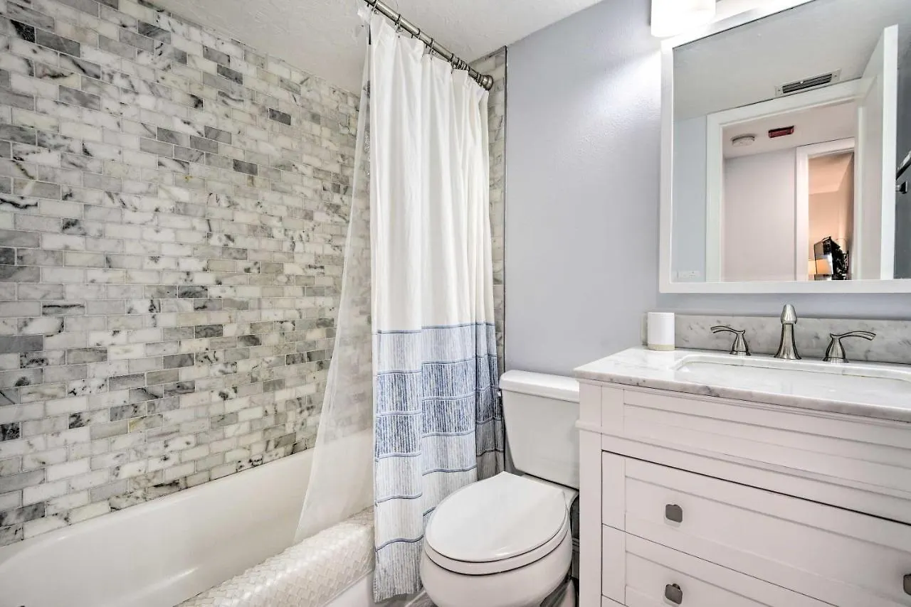 Apartment Walk To With Pool And Patio In Sarasota! Sarasota