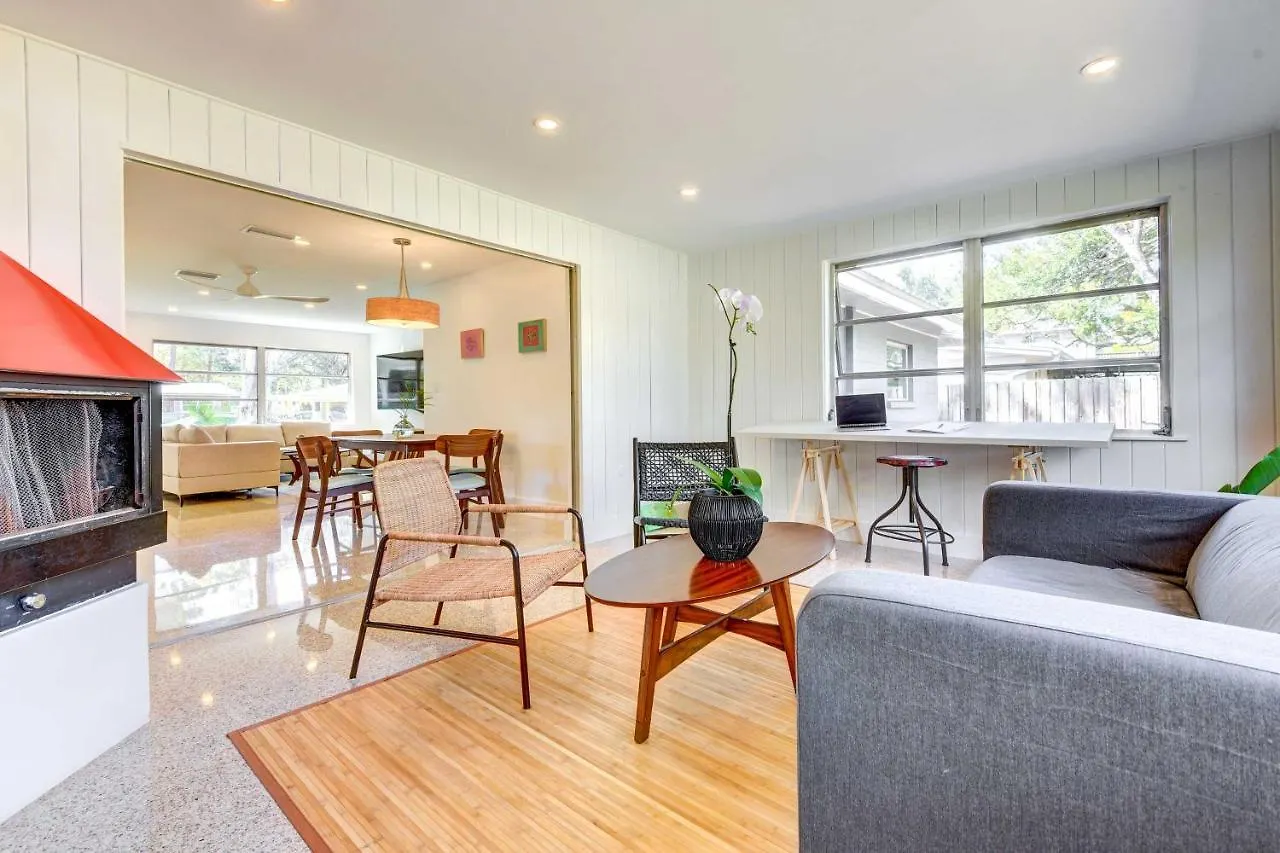 Charming Vacation Near Downtown Holiday home *