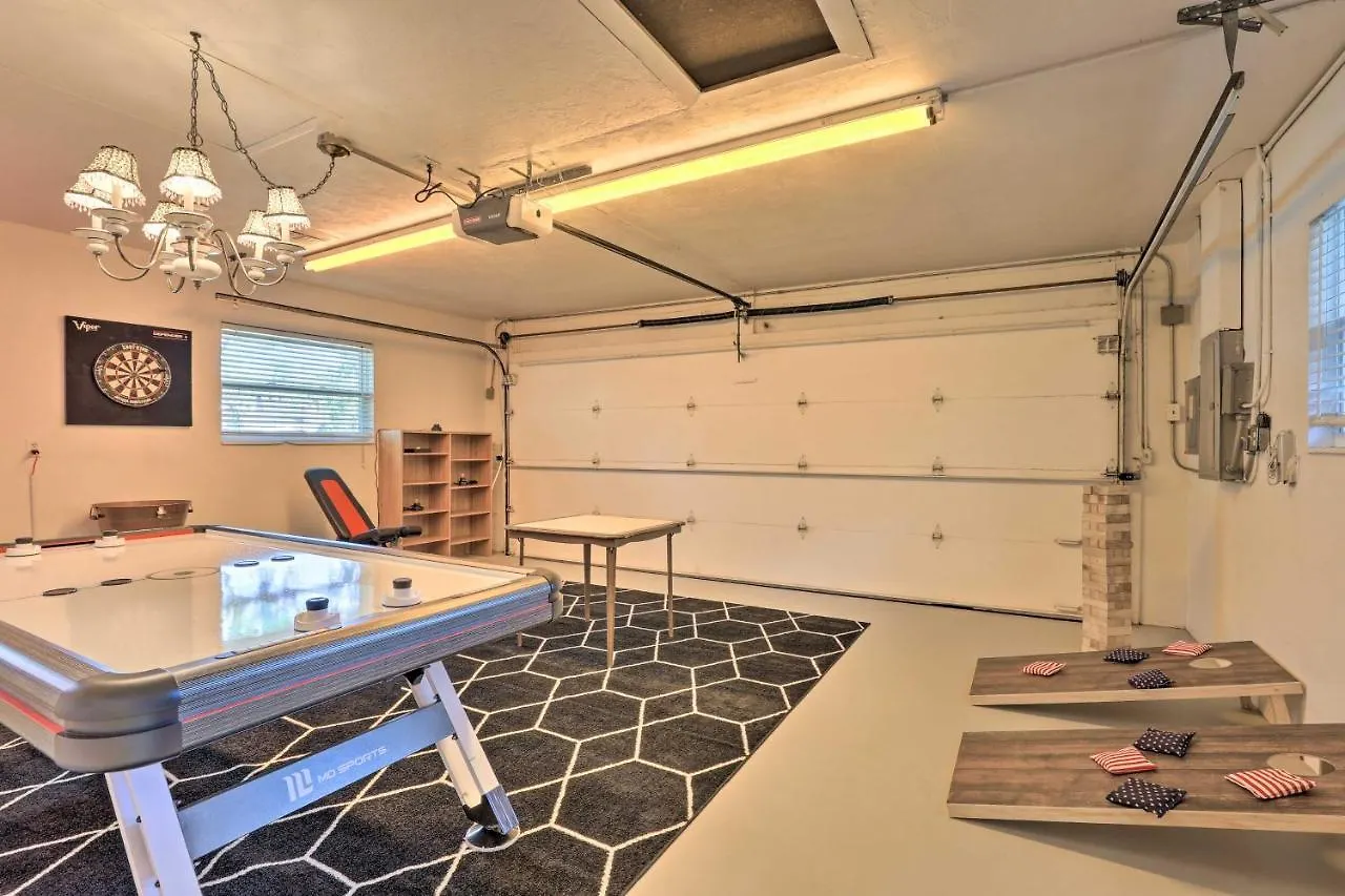 Holiday home Vacation With Pool And Game Room!