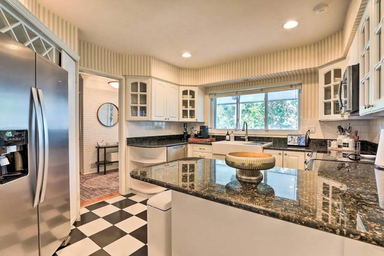 Vacation With Pool And Game Room! Holiday home