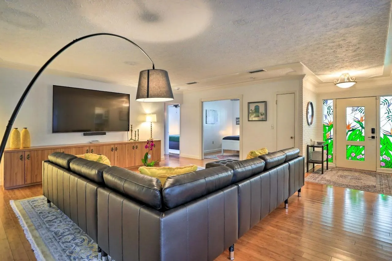 Holiday home Vacation With Pool And Game Room!