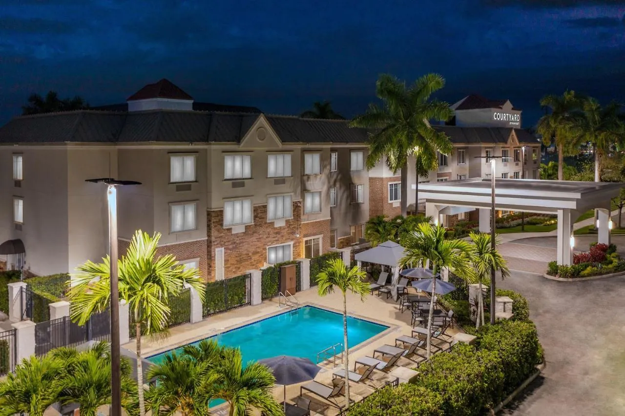 Courtyard By Marriott At Town Center Hotel
