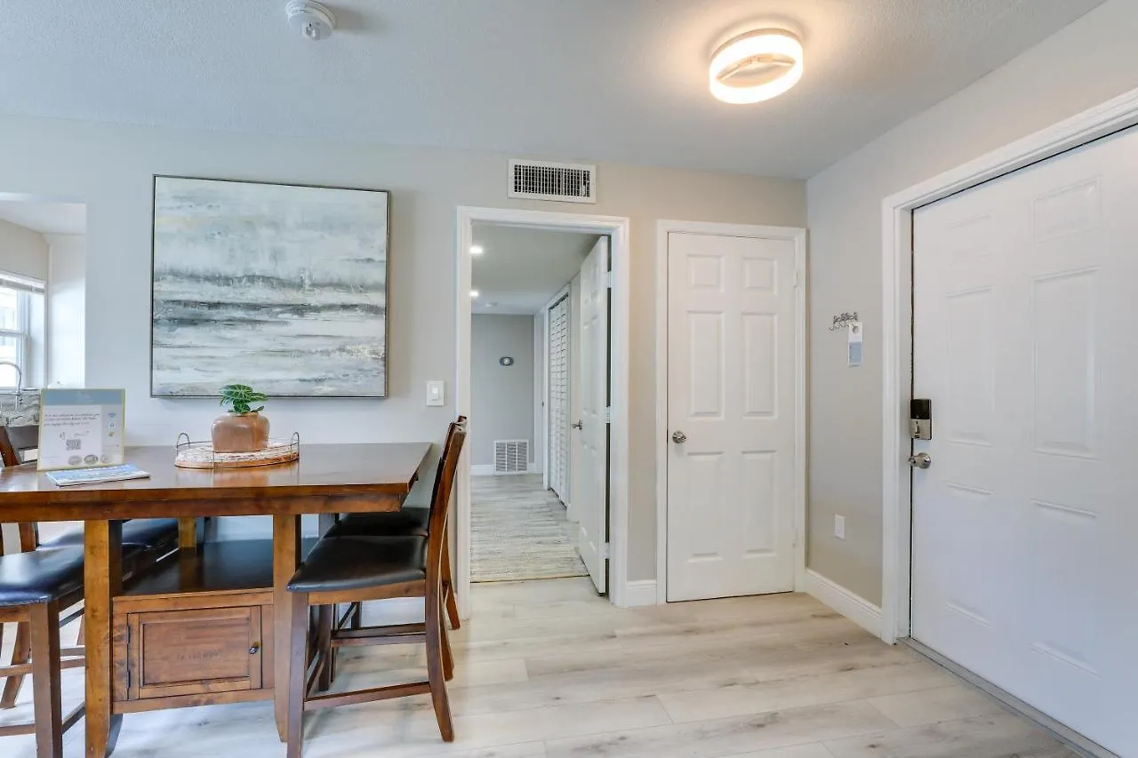 Coastal Minutes To Beach! Apartment Sarasota