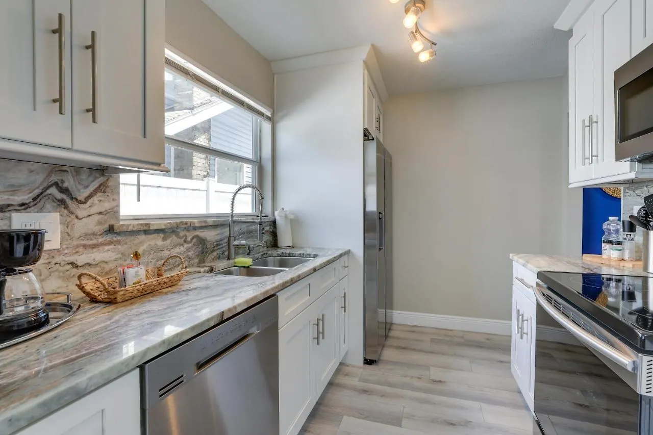 Coastal Minutes To Beach! Apartment