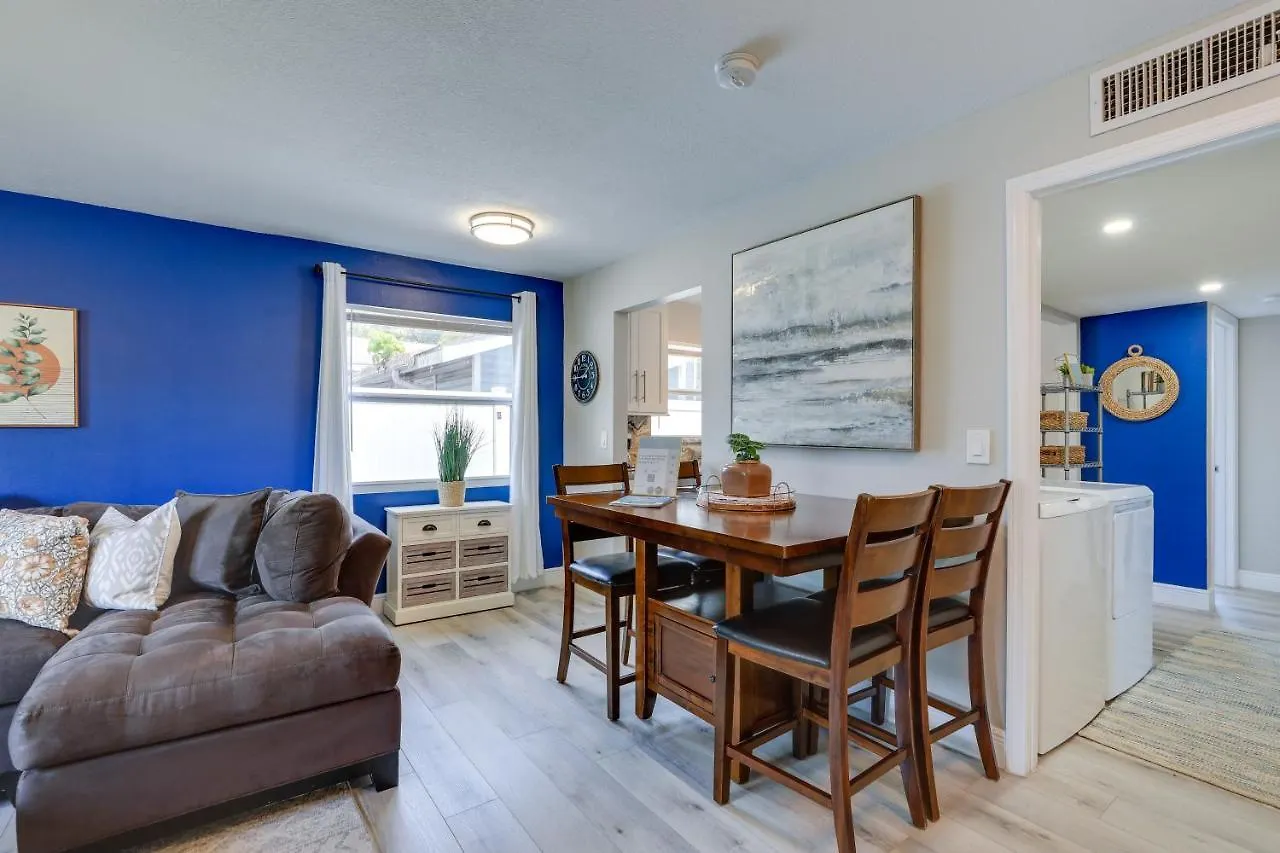 Coastal Minutes To Beach! Apartment *