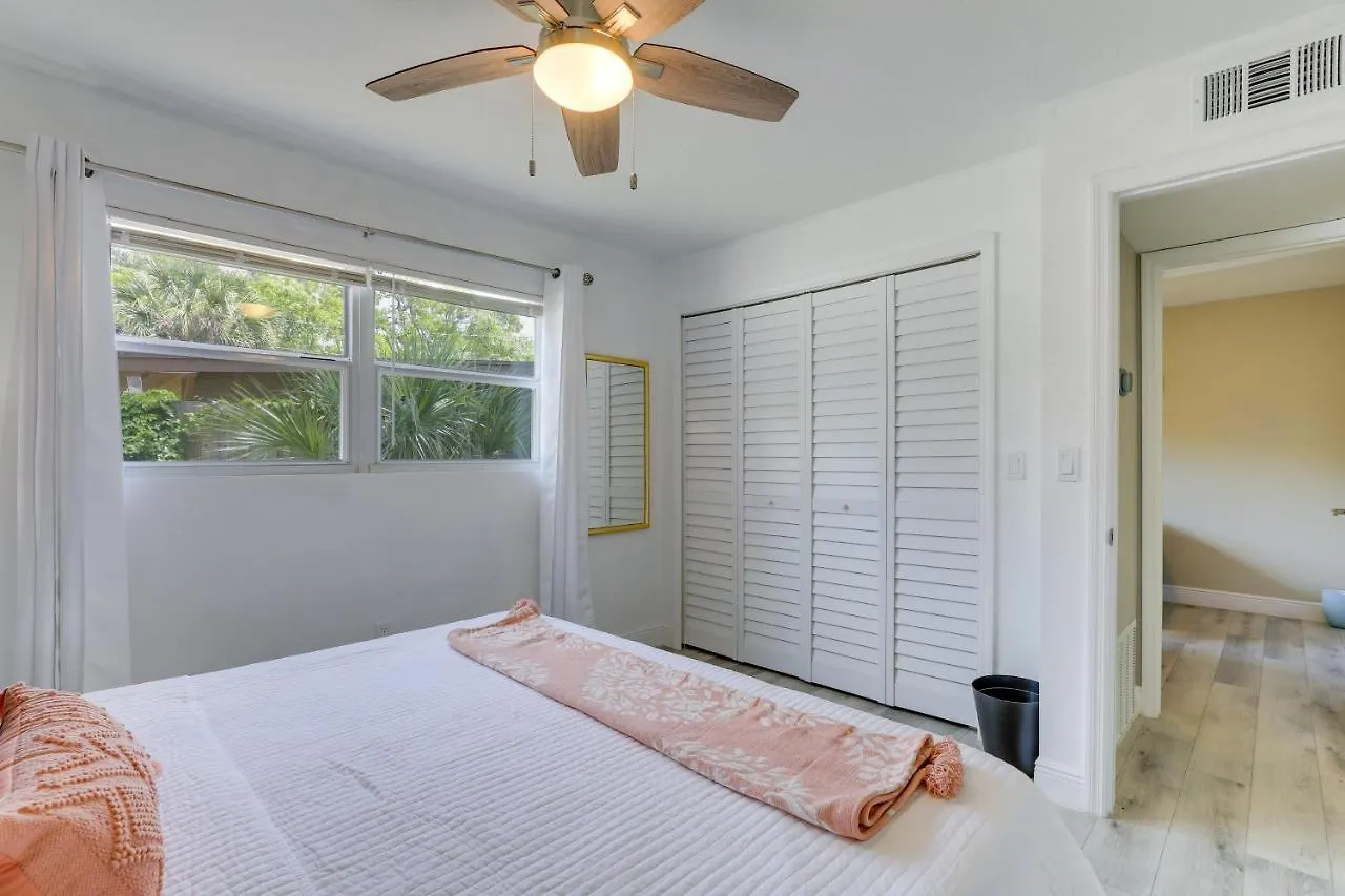 Coastal Minutes To Beach! Apartment