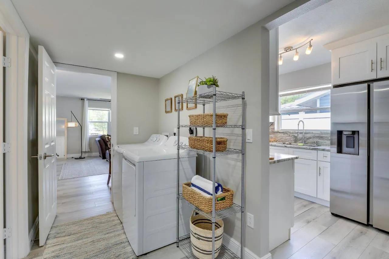 Coastal Minutes To Beach! Apartment Sarasota