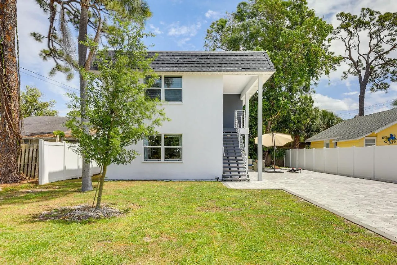 Coastal Minutes To Beach! Apartment *