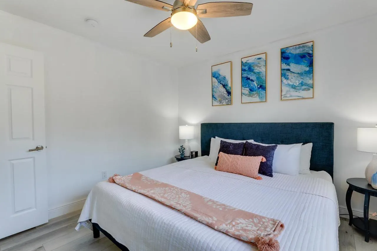 Coastal Minutes To Beach! Apartment *