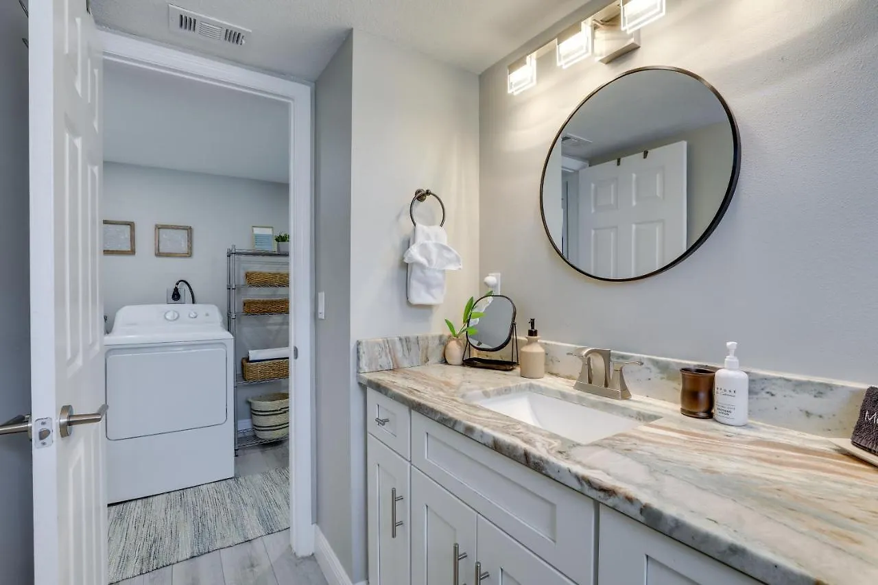 Coastal Minutes To Beach! Apartment