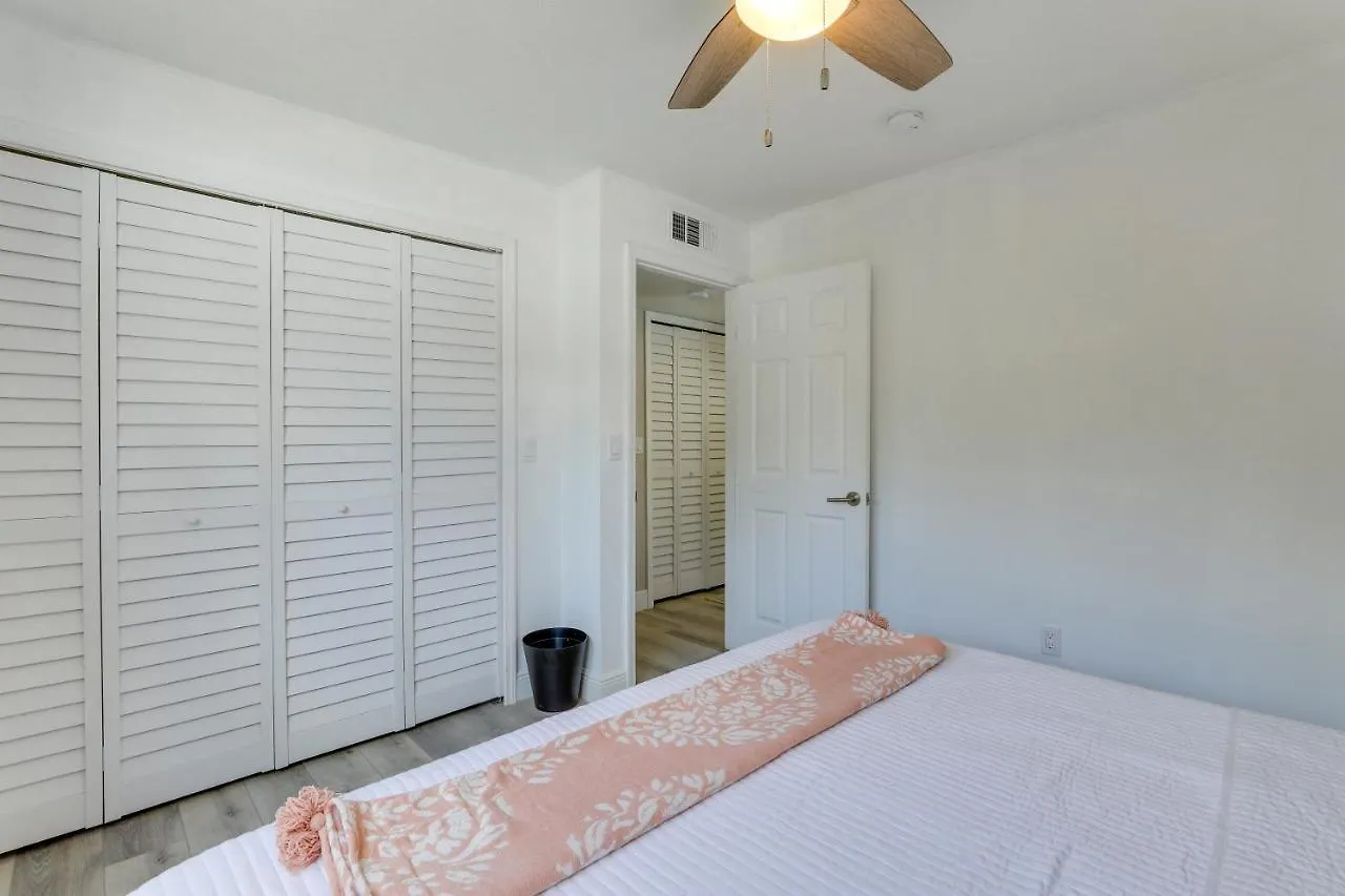 Coastal Minutes To Beach! Apartment Sarasota