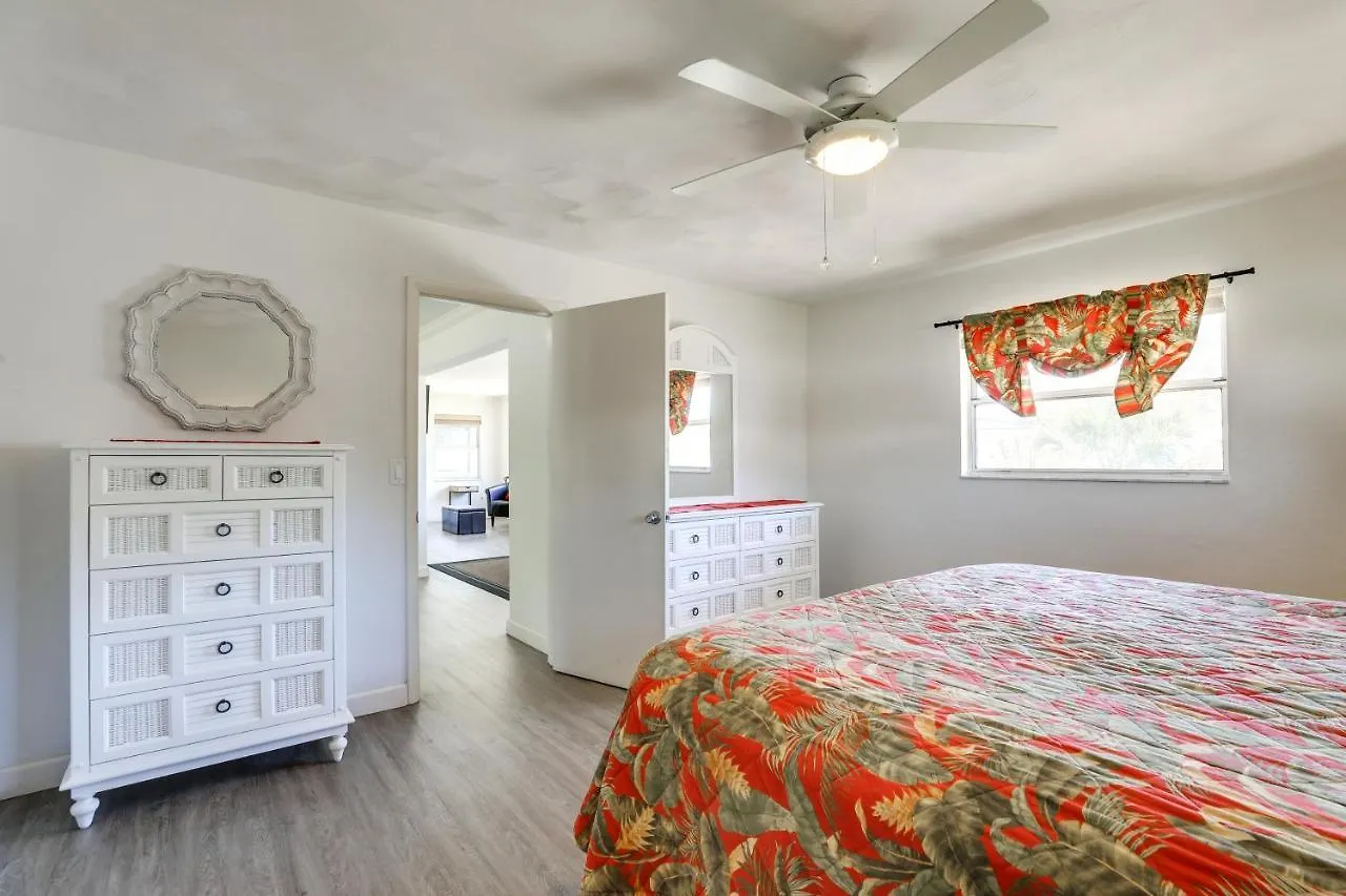 House With Private Pool - 4 Mi To Beach! Holiday home Sarasota