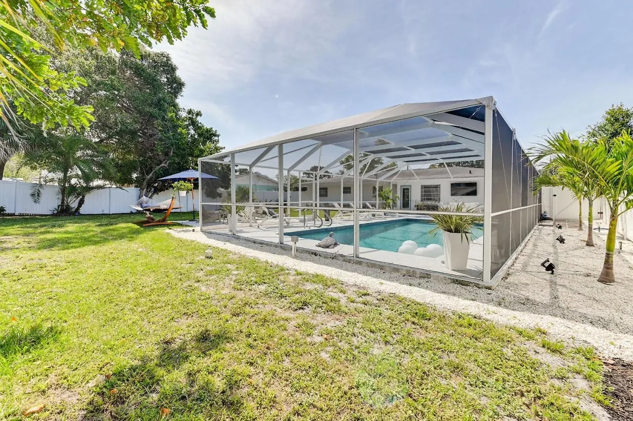 Sunny With Pool Near Siesta Key Beach! Holiday home