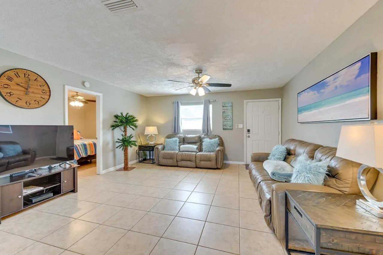 Dog-friendly With Yard About 6 Miles To The Beach!