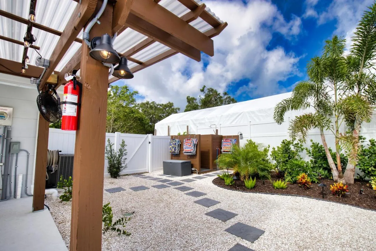 Tropical Oasis, Heated Pool, Hot Tub, Near Siesta Key Holiday home Sarasota