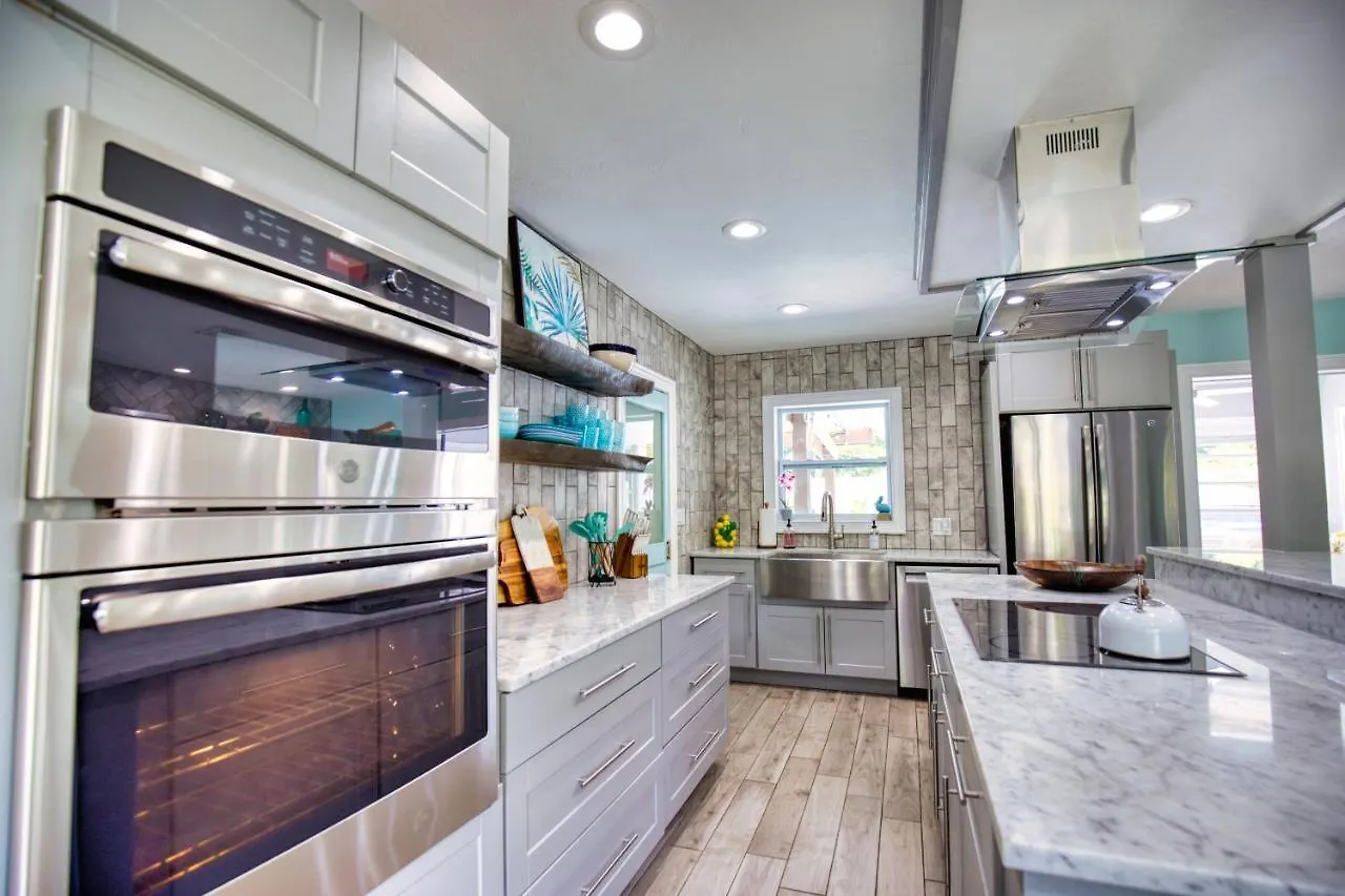 Tropical Oasis, Heated Pool, Hot Tub, Near Siesta Key Holiday home
