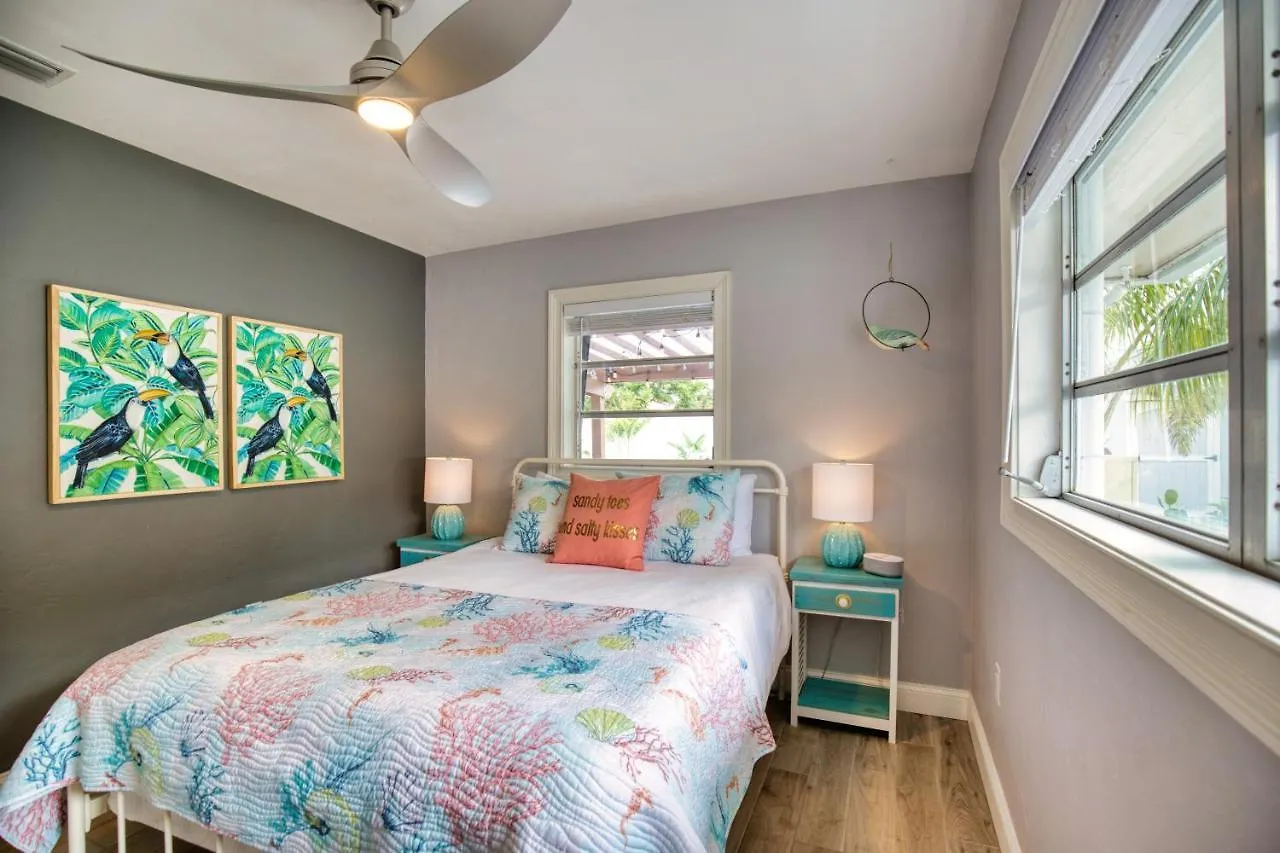 Tropical Oasis, Heated Pool, Hot Tub, Near Siesta Key Holiday home *