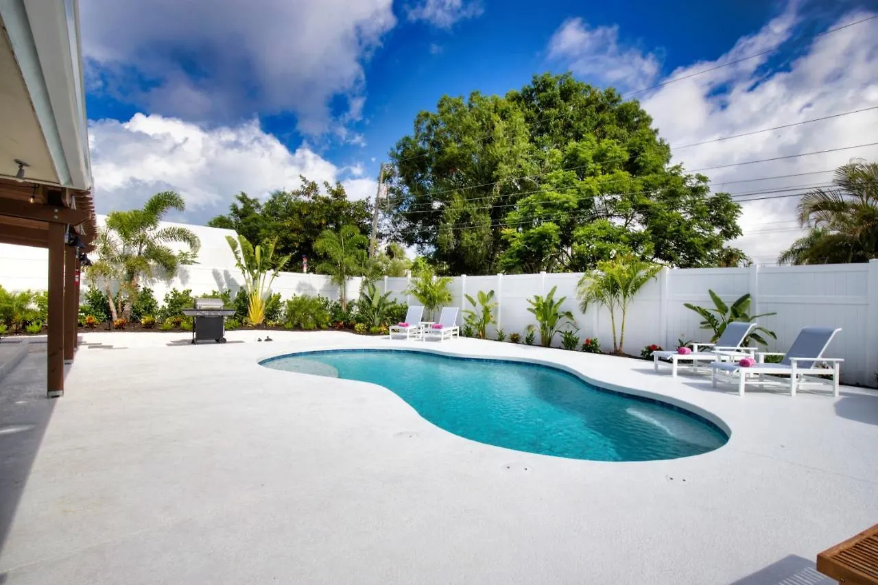 Tropical Oasis, Heated Pool, Hot Tub, Near Siesta Key Holiday home Sarasota