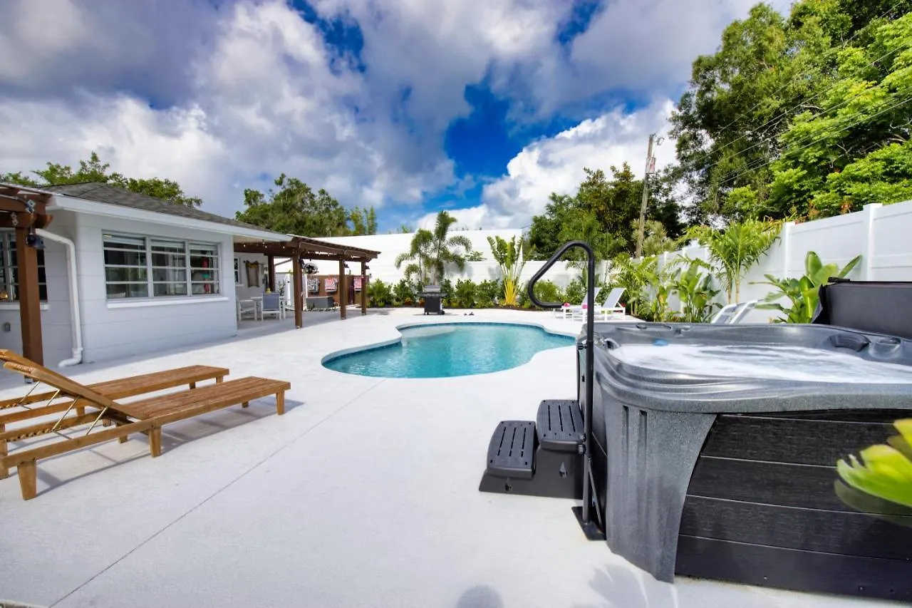 Tropical Oasis, Heated Pool, Hot Tub, Near Siesta Key Holiday home