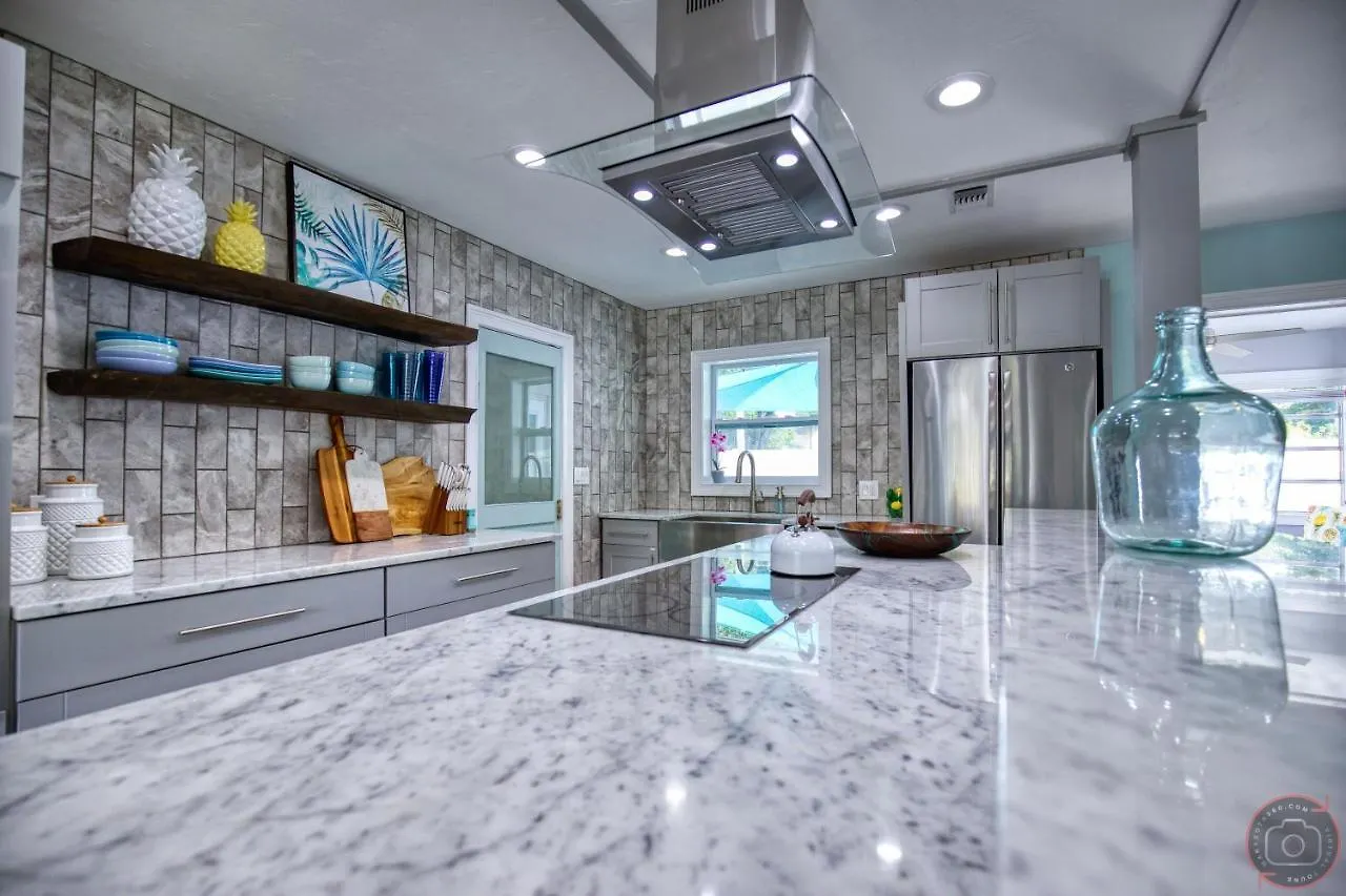 Tropical Oasis, Heated Pool, Hot Tub, Near Siesta Key Holiday home *