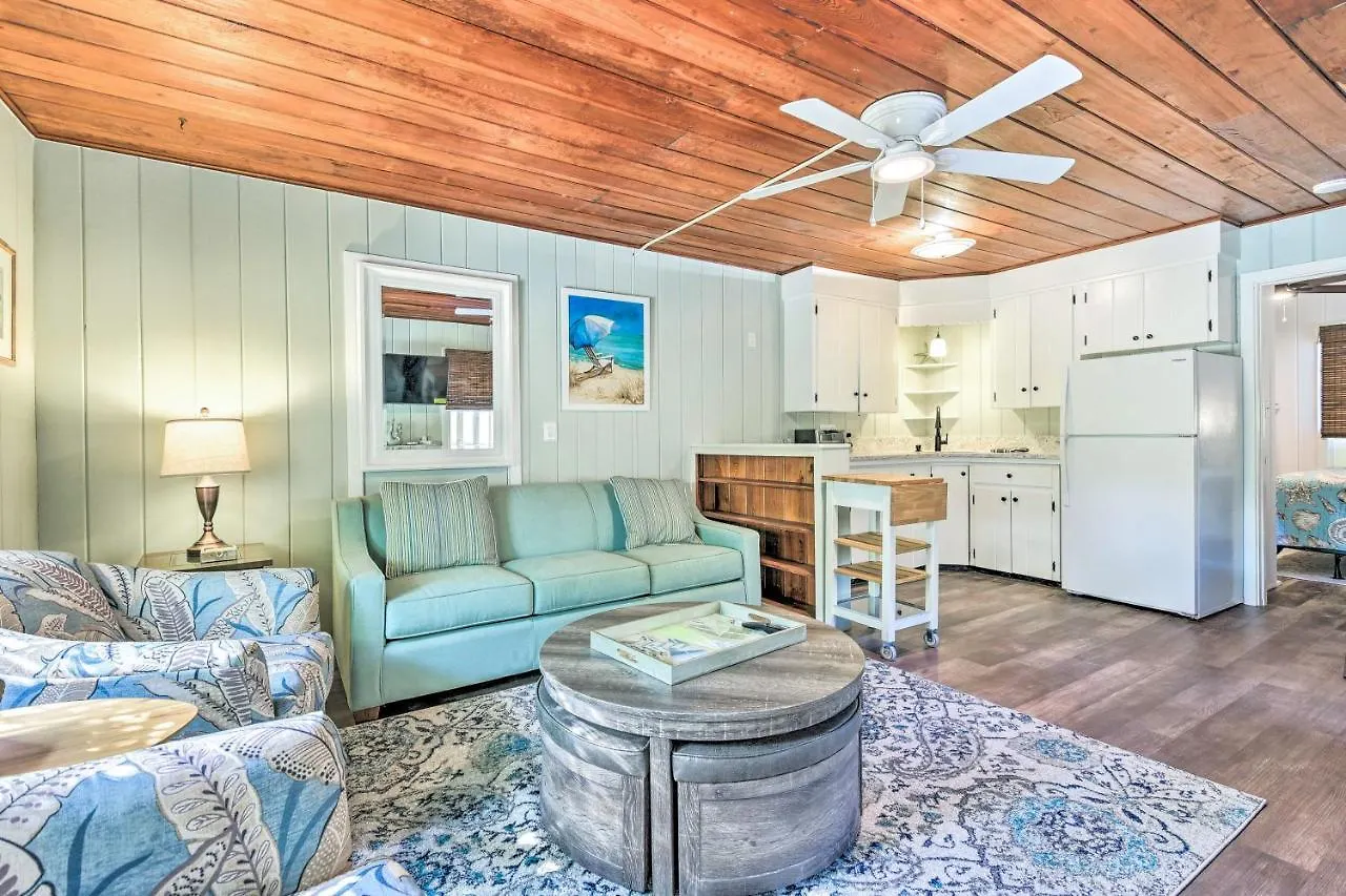 Siesta Key Couples Escape - Walk To Beaches! Holiday home Sarasota