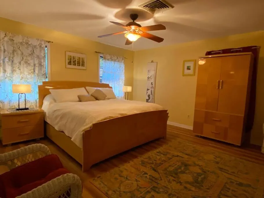 One Bed Near Beaches And Downtown Holiday home Sarasota