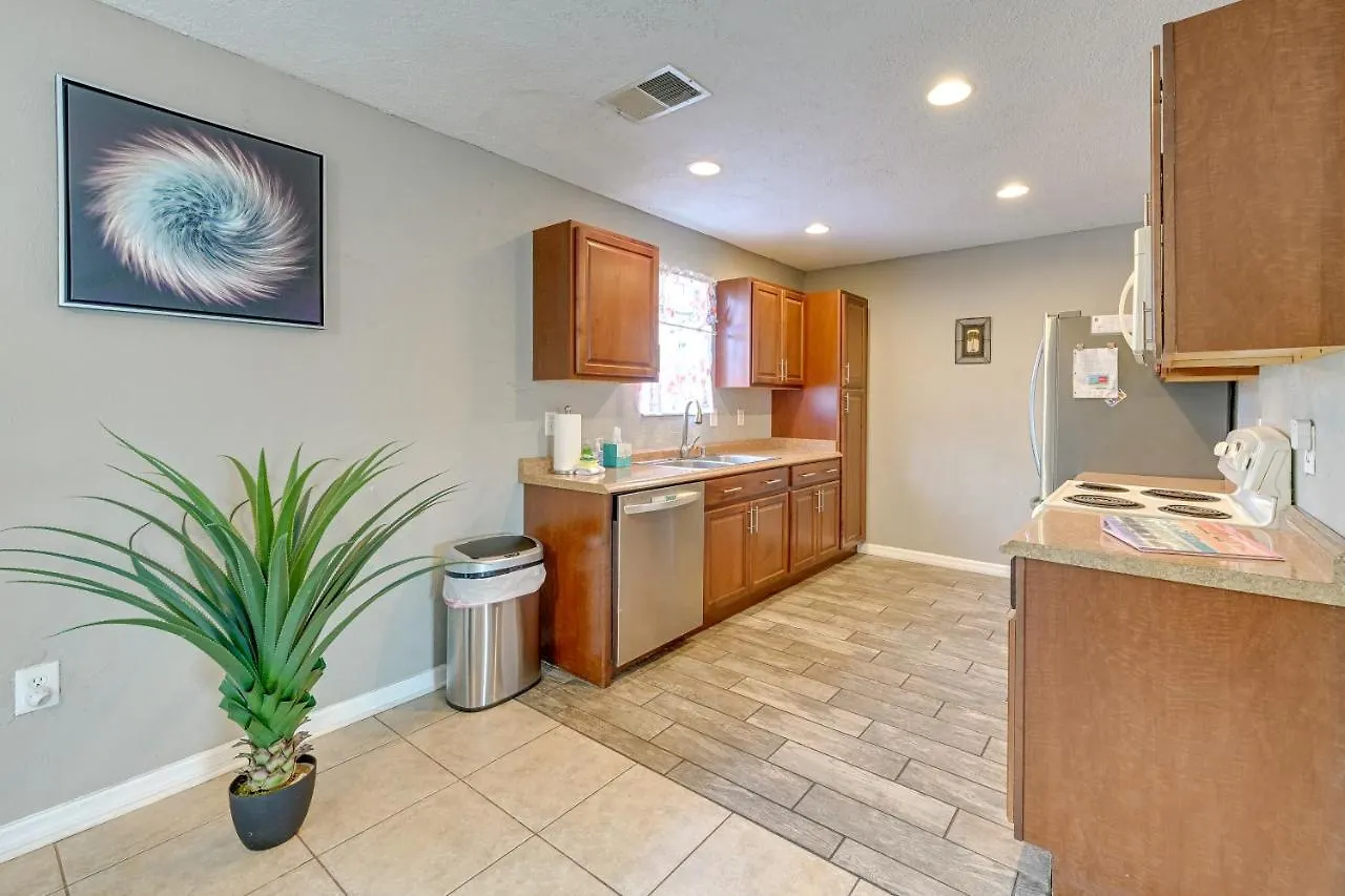 Dog-friendly With Yard About 6 Miles To The Beach!