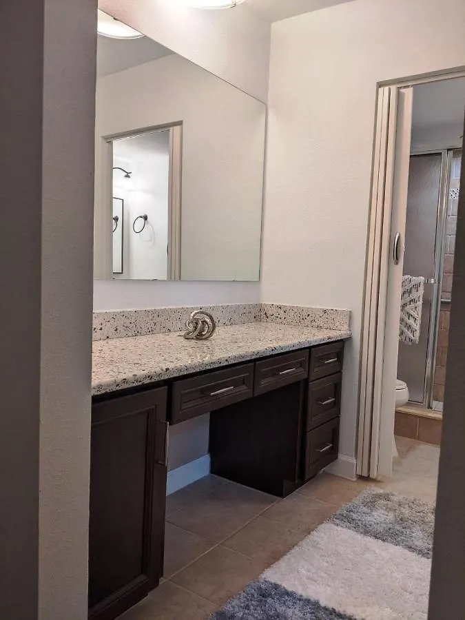 Apartment Lovely 2 Bedroom With A Pool!